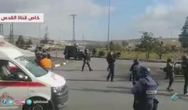 #شاهد  كيف استطاع المسعفون منع قوات الاحتلال من اعتقال الشاب الذي اطلقت عليه النار من مسافة صفر على مدخل البيرة في الضفة الغربية