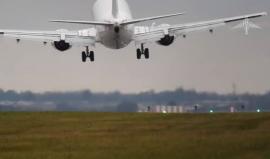 لحظـات تفصلها عن التحطم!

#شاهد طائرة بوينج 737 كادت أن تتحطم بفعل الرياح الشديدة أثناء محاولتها الهبوط في مطار "فاكلاف هافيل" في العاصمة التشيكية