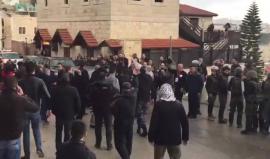 #شاهد مسيحيون فلسطينيون يعتضرون موكب البطريريك ثيوفيلوس ويرمونه بالبيض والأحذية ويلقبونه بـ"الجاسوس" لدى وصوله بيت لحم، ويتهمونه ببيع القدس وتسريب أراض للاحتلال.