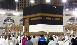 الحاج عمار الجمّال من غوطة دمشق، مقاتل سوري أصيب في ظهره واصبح لا يستطيع المشي على قدميه، بينما روحه تتسابق همّة، ومن أمام الكعبة المشرفة، خصّ عمّار الدعاء للفصائل في الغوطة
#حكاية_حاج