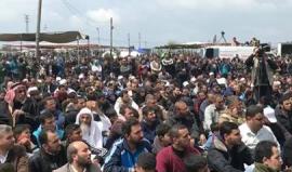 الفلسطينيون يؤدون صلاة الجمعة علد حدود غزة ضمن فعاليات مسيرات العودة