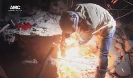 مركز #حلب الإعلامي: استشهاد ثماني مدنيين وإصابة آخرين بجروح إثر غارة جوية نفذتها الطائرات الروسية على حي الشيخ فارس شرقي حلب مساء الأحد.
تصوير: عامر أبو شام