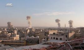 الــرعب يعـود لـ #حلب المحاصـرة من جديد ..
#شاهد| قصف جوي عنيف بالمظلات الصاروخية يستهدف حي الصالحين في حلب 
تصوير: جواد الرفاعي