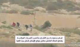 #شاهد فيديو متداول لقيام شبان شمال قطاع غزة بتكسير كاميرات المراقبة على السياج بالقرب من موقع الإرسال