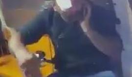 #فيديو "عربي" يعمل لدى شرطة الاحتلال يتلقى ضربة في عينه وسُرق سلاحه الشخصي

متداول