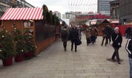 #شاهد نصب حواجز اسمنتية على مدخل سوق عيد الميلاد في #برلين تحسبًا لأي هجوم دهس