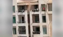 لا يكترث لصراخه.. أب يضرب ابنه بعنف ويعاقبه بتركه في الشمس