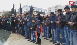 جانب من المظاهرة التي خرجت في مدينة "كيليس" التركية، تضامناً مع مدينة #حلب