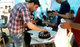 #مباشر| شبان يحتفلون بـ (كيكة) بعد اسقاطهم طائرة تصوير تابعة للاحتلال الاسرائيلي شرق مدينة خانيونس.
تصوير : أحمد البطة