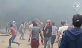 #شاهد المتظاهرون يتمكنون مجددا من انتزاع السياج الحدودي الفاصل شرق خانيونس جنوب قطاع غزة