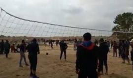 شبان فلسطينيون يلعبون كرة الطائرة خلال مشاركتهم بمسيرات العودة شرق مخيم البريج

#يوم_الأرض
#مسيرات_العودة_الكبرى