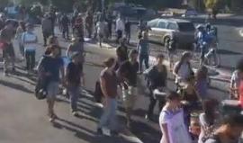 #شاهد وقفة في حي الشيخ جراح بالقدس المحتلة بمشاركة متضامنين أجانب رفضا لتهجير قوات الاحتلال للمواطنين من منازلهم