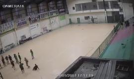 فيديو يُظهر لحظة سقوط جدار على صالة "نادي الصداقة الرياضي" غرب غزة إثر الرياح العاصفة التي رافقت المنخفض الجوي