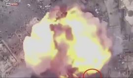 #شاهد| "مفخخة" لتنظيم الدولة تباغت طاقم إعلامي لـ"سكاي نيوز" في #الموصل