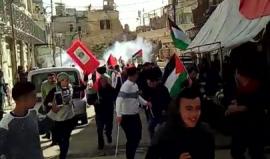 #شاهد قوات الاحتلال تهاجم مسيرة انطلقت لإحياء ذكرى مجزرة المسجد الإبراهيمي في مدينة الخليل بقنابل الصوت والغاز.