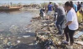 #فيديو خليج مانيلا مليء بالقمامة بعد الاعصار الذي ضرب الفلبين