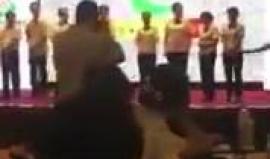 تداول نشطاء فيديو يُظهر مدير بنك في الصين "يؤدب" موظفيه المقصرين بالعمل بجلدهم بالعصا أمام زملائهم !!