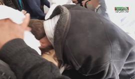 مشهد مؤلم خلال وداع سوري لطفلته التي استشهدت اليوم اثر غارات طائرات النظام السوري على أحياء عربين شمال شرق دمشق .