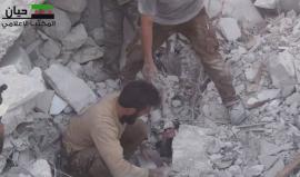 #شاهد .. لحظة إخراج جثمان طفل من تحت الانقاض لساعات في بلدة #حيان  شمال #حلب إثر غارات جوية . 

تصوير عبيدة الحياني