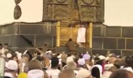 #شاهد حاج يعتلي باب الكعبة ويحاول فتحه.. والأمن يتصدى له