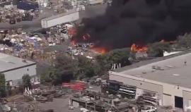 #شاهد حريق ضخم في منشأة لـ صناعة الورق في مدينة نيوأرك الأمريكية