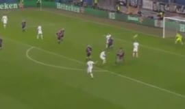 لاعب "بي إس جي" يسجل هدفا عالميا على الطاير

أحرز لاعب باريس سان جيرمان، توماس مونييه، الثلاثاء، هدفا رائعا بتسديدة مباشرة في الدقيقة الأخيرة للمباراة التي فاز فيها النادي الباريسي على مضيفه بازل بهدفين لهدف واحد ليتأهل إلى دور الستة عشر بدوري أبطال أوروب