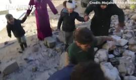 #شاهد| لحظات مروعة لاستهداف ميليشيات الأسد للمدنيين المهجرين من #حلب المحاصرة إلى ريفها الغربي 
تصوير مجاهد أبو الجود