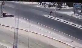 #فيديو: حادث تصادم بين سيارة ودراجة نارية يستقلها شخصين على دوار المشروع في مدينة #رفح