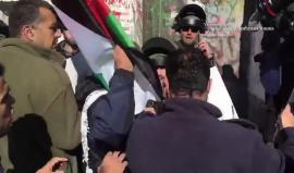 #شاهد نشطاء يمنعون جنود الاحتلال من اعتقال فتى خلال مسيرة شمال بيت لحم نصرة للقدس

تصوير: عبد الرحمن يونس