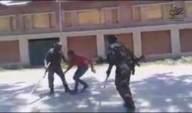 خلال مواجهات اندلعت بعد صلاة العيد بالأمس .. 
#شاهد | قوات الأمن الهندية تعذب مواطن كشميري من رافضي السيطرة الهندية على الإقليم المتنازع عليه مع باكستان، وغالبية سكانه مسلمين.