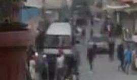مسلحون يطلقون النار على مظاهرة في مخيم عين الحلوة خرجت احتجاجا على استمرار الاشتباكات.