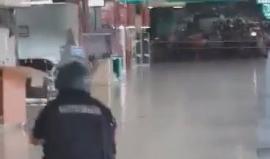 #شاهد .. كيف تعامل خبير متفجرات صهيوني مع حقيبة متروكة في محطة " تل ابيب" المركزية محاولا إخراج ما فيها ليجد ملابس , وذلك بعد إغلاق المحطة أمام المرتادين .