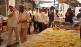 مستوطنون يقتحمون أسواق البلدة القديمة في الخليل بحماية جنود الاحتلال قبل قليل

تصوير: عارف جابر