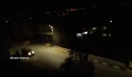 #شاهد قوات الاحتلال تعتقل شابا من بلدة تقوع وتسلم طفلا بلاغا لمراجعة مخابراتها وتعتدي على عائلة عقب اقتحام منزلها فجر اليوم.