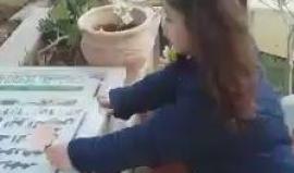 زهرة الشهيد أحمد أبو العيش في زيارة لقبر والدها الذي ارتقى خلال اشتباك مسلح مع قوات الاحتلال فجر السادس عشر من ديسمبر في العام ٢٠١٥.