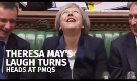 رئيسة وزراء بريطانيا تنفجر في نوبة ضحك أرعبت حرسها الخاص
