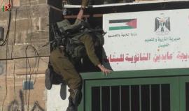 #شاهد هذا هو الجيش الذي يخوفون به العرب .. " حاولوا اقتحام مدرسة بنات ثانوية بالخليل" 
تصوير ابو عماد جابر
