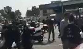 #فيديو من مكان العملية ..

اصابة 3 جنود اسرائيليين في عملية دهس قرب محطة الحافلات بمدينة عكا المحتلة