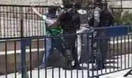 #شاهد التنكيل بالشبان وتفتيشهم امام باب العامود بالقدس