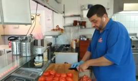 الفلافل الفلسطينية على موائد السويديين في مدينة "فكشو"..
#شاهد..  قصة نجاح اللاجئ الفلسطيني من العراق جلال طلفاح صاحب مطعم "نانو راستا" في السويد.
إعداد: ماهر حجازي