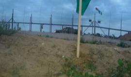 #شاهد من نقطة الصفر 
الشبان يعاودون رفع العلم الفلسطيني على السياج الفاصل شرقي قطاع غزة وتخوف قوات الاحتلال من الاقتراب منه بعد #كمين_العلم