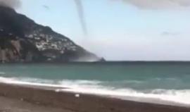 "عمود ماء" على ساحل "أمالفي" في إيطاليا العَمود المائي هو عمود من الهواء مختلطة مع المياه بالتناوب