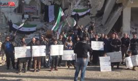 من بين ركام المدينة المدمرة..
السوريون في مدينة كفرحمرة بريف #حلب الشمالي يخرجون في تظاهرة لتجديد روح #الثورة