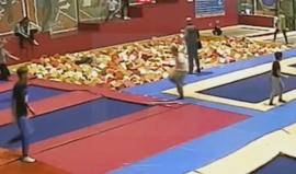 قفزة بهلوانية تتسبب بوفاة النائب والسياسي الروسي سيرغي بوبوفيتشحيث حاول الأب اظهار مهاراته لولده خلال نزهة لكن القفزة أدت الى قتله على الفور