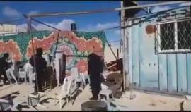 الاحتلال يحطم خيمة أقيمت لاستقال التهنئة باستشهاد الفدائي فادي القنبر منفذ عملية الدهس أمس في القدس المحتلة