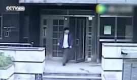 #شاهد تعرض إمرأة صينية للضرب المبرح على يد رجل بعد أن حاولت منعه من التدخين في المصعد !