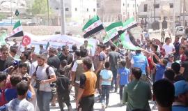 المئات من أبناء مدينة الباب بريف حلب الشرقي,يتظاهرون تأييدا للعملية العسكرية المرتقبة ضد "قسد" في ريف حلب الشمالي, وطالب المتظاهرون المعارضة السورية بالعمل لإعادة المهجرين من تل رفعت الى بيوتهم.