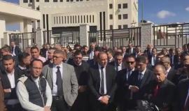 طالب بإقالة الحكومة والتحقيق مع الحمدالله 
#شاهد وقفة احتجاجية لنقابة المحامين أمام مجلس الوزراء برام الله بعد قيام أجهزة السلطة الامنية باعتقال المحامي محمد حسين من داخل قاعة محمكة في نابلس .
