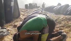 #شاهد المتظاهرون يؤدون صلاة العصر على مقربة من السياج الفاصل شرق البريج على حدود وسط قطاع غزة