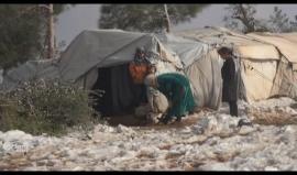 الثلوج تفاقم أوضاع النازحين والمهجرين على الحدود السورية التركية